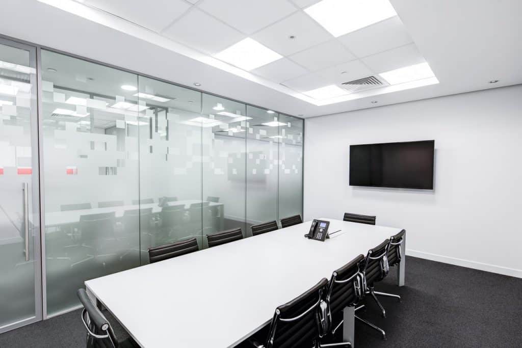 pexels-pixabay-260689 clean meeting room
